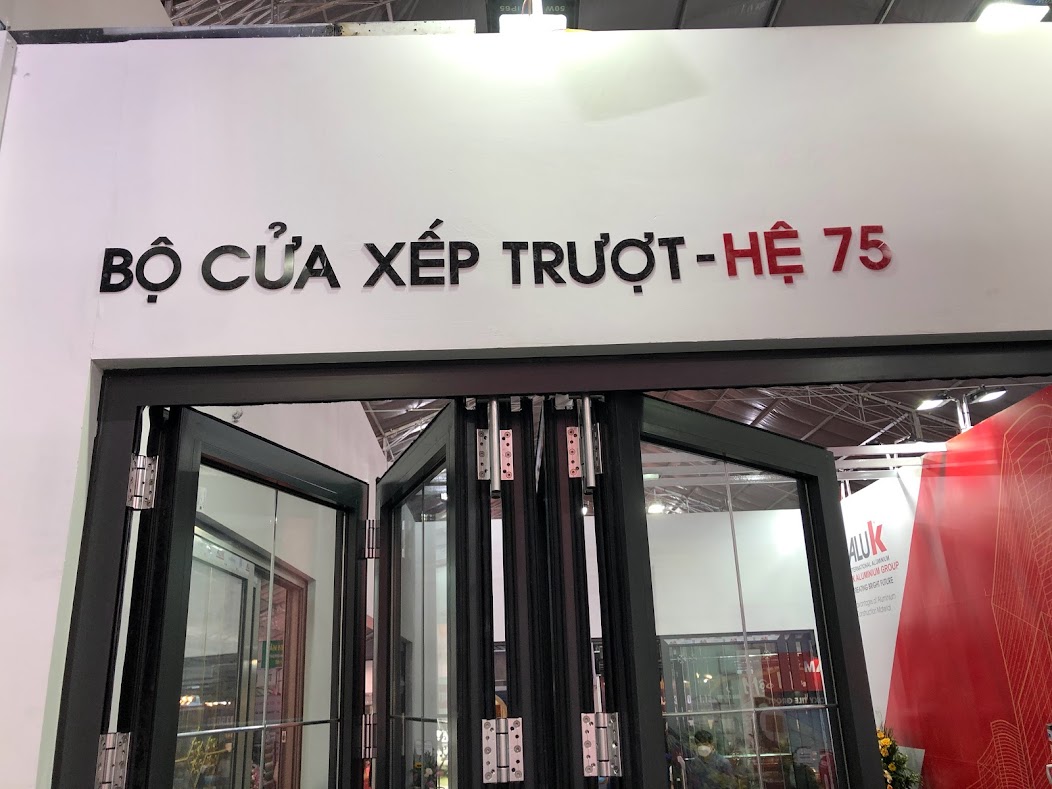 Bộ cửa xếp trượt hệ 75 khung nhôm kính trưng bày tại showroom
